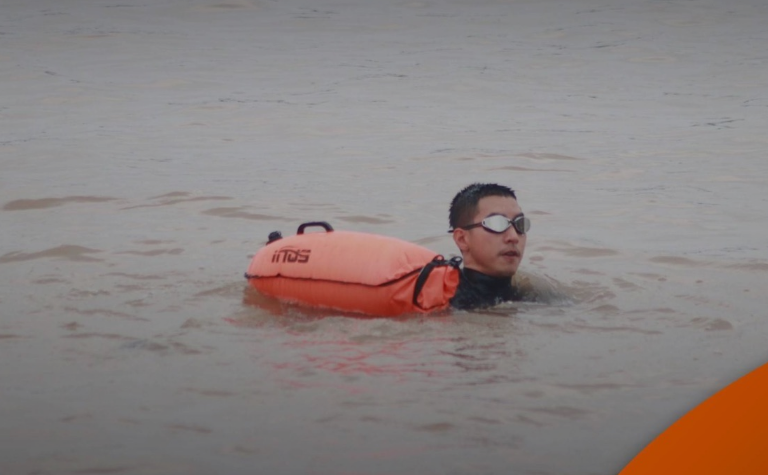 泰国明星游泳横跨湄公河募捐