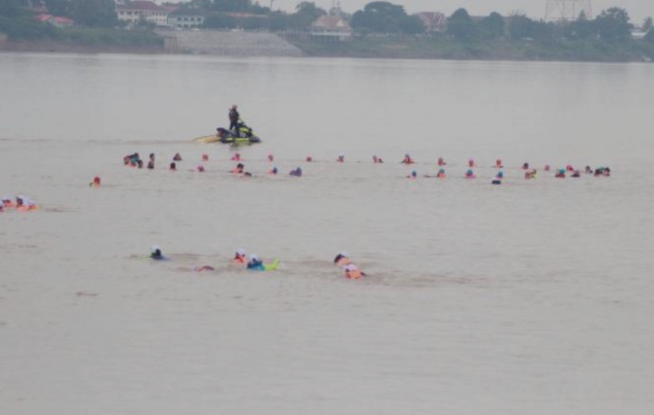 泰国明星游泳横跨湄公河募捐 金额已突破4千万