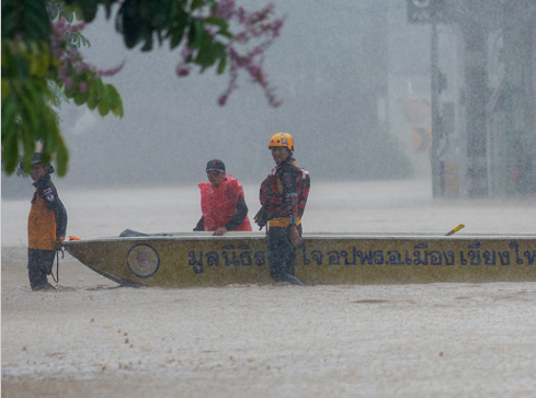 泰国清迈市连暴雨导致滨河水位上涨