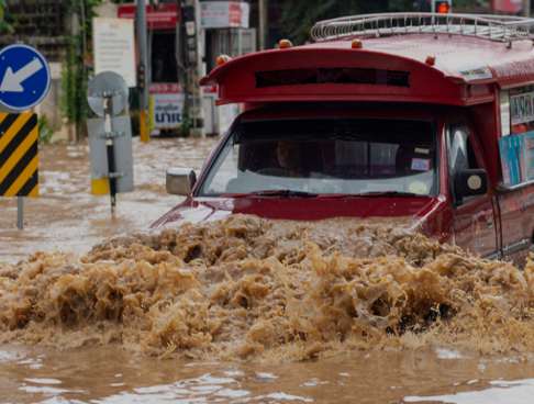 泰国清迈市连暴雨导致滨河水位上涨，多地被淹