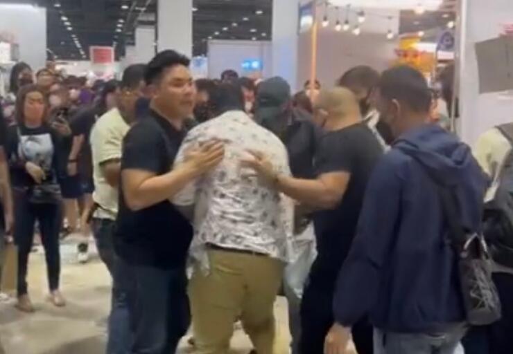 泰籍印度裔男子在书展上将知名政客锁喉！