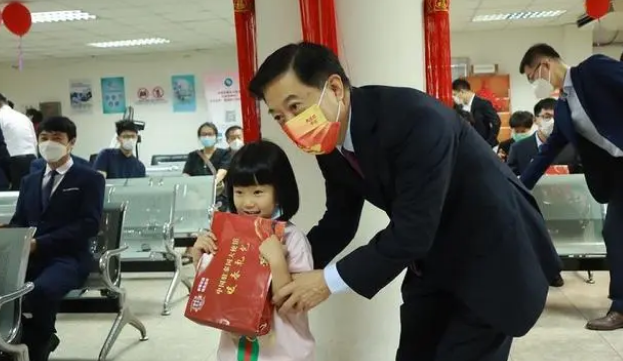 中国驻泰国大使韩志强向在泰的中国小朋友发放暖春礼包