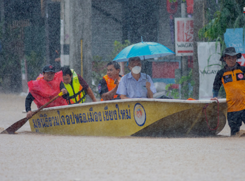 泰国清迈市连暴雨导致滨河水位上涨，多地被淹