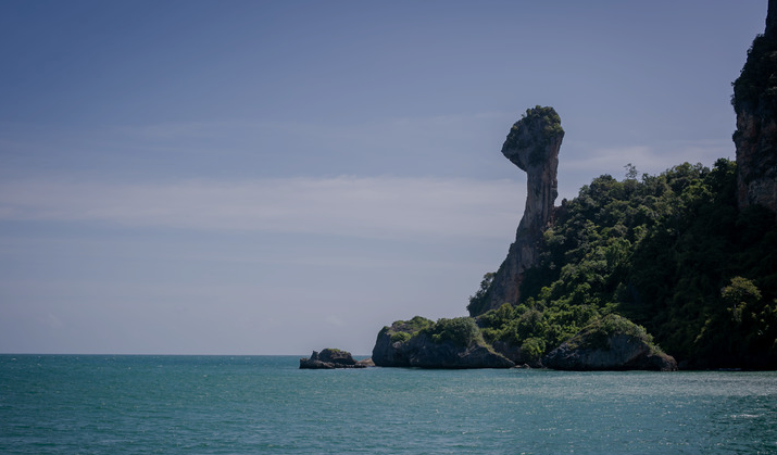 泰国罗勇府两名台湾男子划皮艇游玩因船漏气遇难