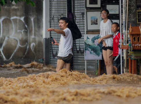 泰国清迈市连暴雨导致滨河水位上涨，多地被淹