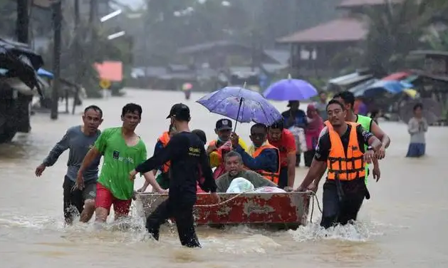泰国多地遭遇暴风和洪涝灾害
