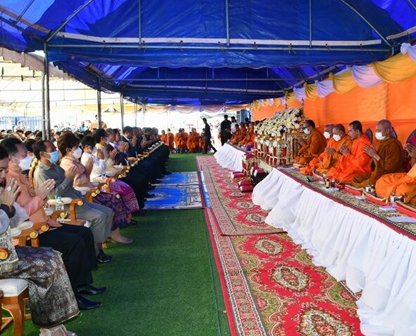 泰国和柬埔寨携手举办布施活动