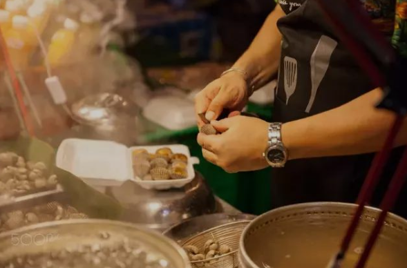曼谷市长：市政府将规范街头食品经营