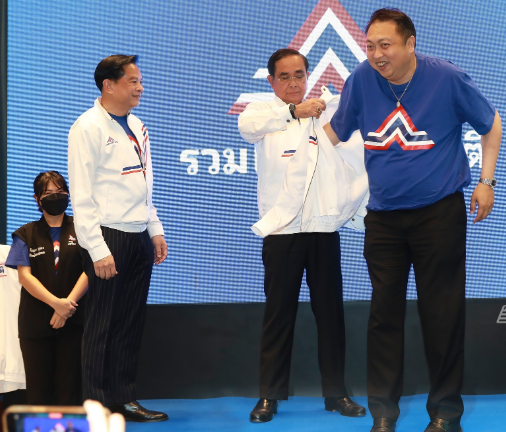 为新成员穿党服