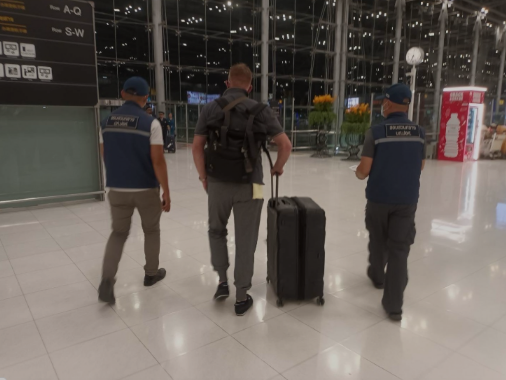 泰国国家警察在机场逮捕一开诈骗公司的英国国籍男子