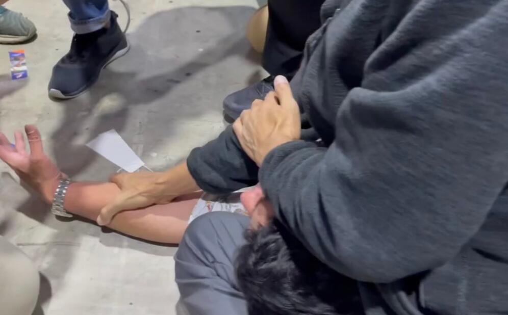 泰籍印度裔男子在书展上将知名政客锁喉！