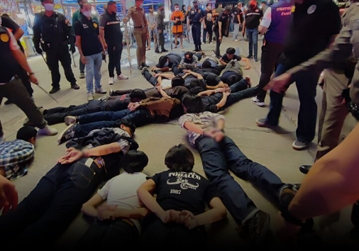 30名青少年在泰国北柳府音乐会上约架