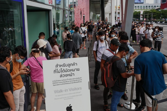 泰国果粉排长队购买iPhone14