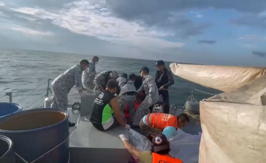 泰国一小渔船沉没  渔民漂浮了30多个小时后获救