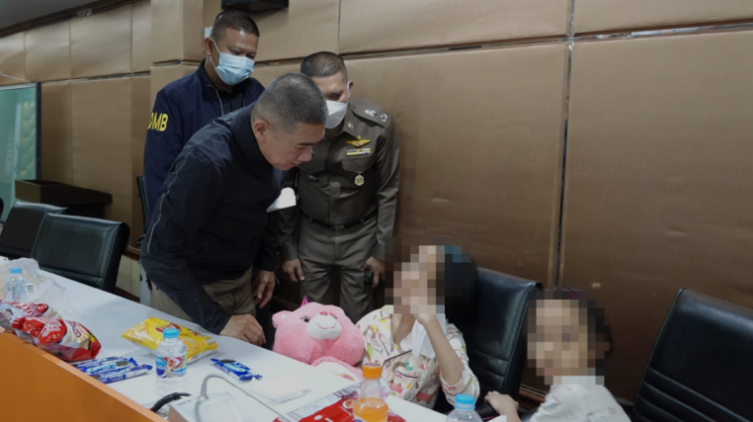 强迫无辜民众帮忙还债