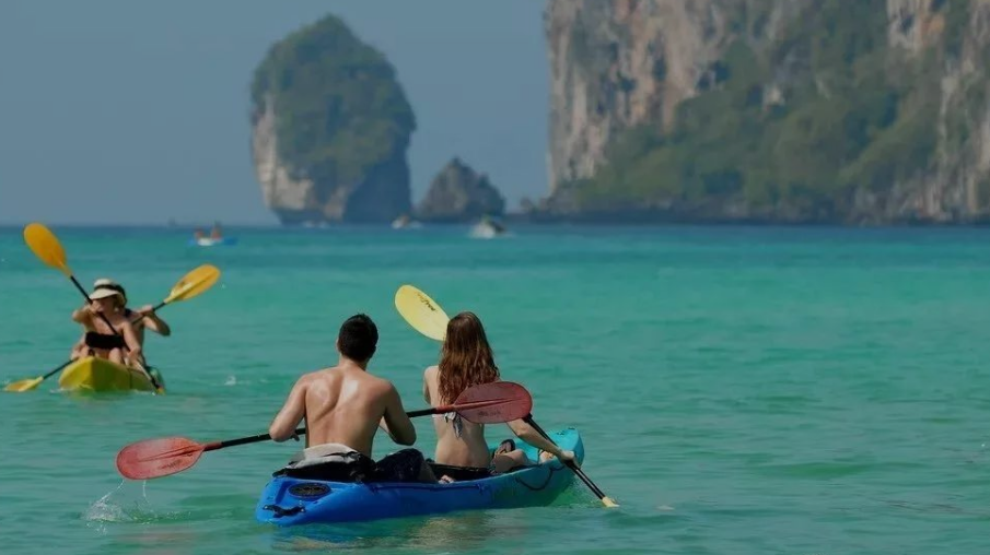 泰国罗勇府两名台湾男子划皮艇游玩因船漏气遇难