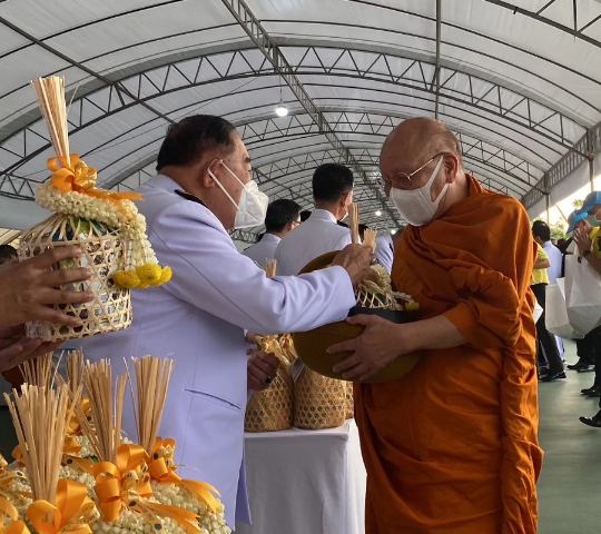 泰国的巴育总理等内阁成员给泰国200名僧侣和沙弥进行布施