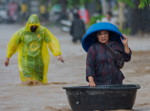 泰国清迈市连暴雨导致滨河水位上涨，多地被淹