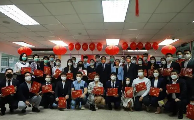 中国驻泰国大使韩志强向在泰的中国小朋友发放暖春礼包
