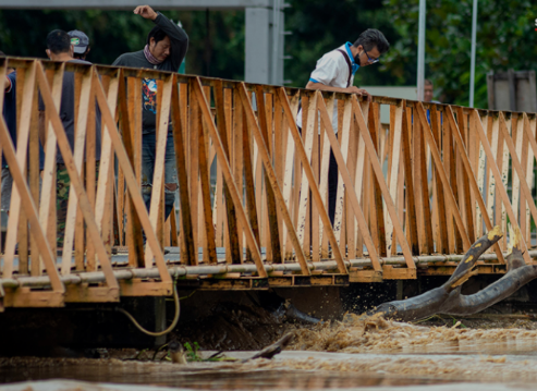 泰国清迈市连暴雨导致滨河水位上涨，多地被淹