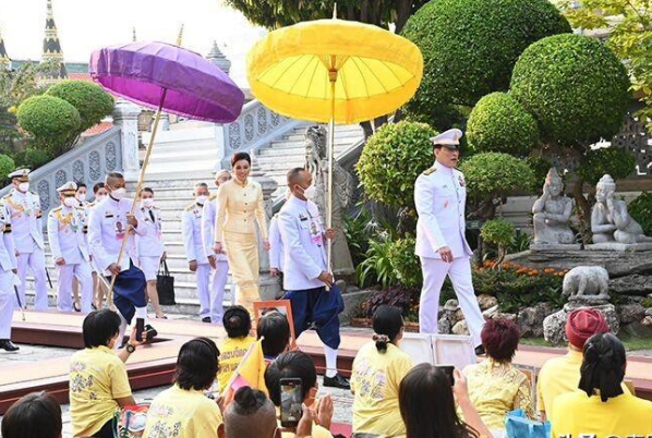 万佛节之际，泰国国王王后出席2023年万佛节功德仪式