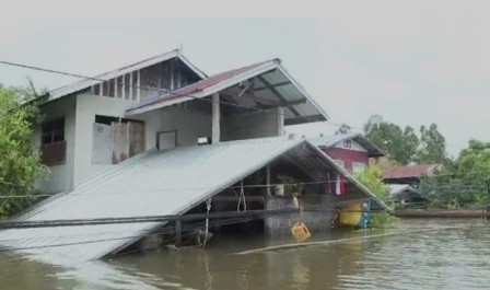 泰国乌汶府遭遇40年来最严重洪灾