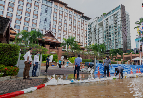 泰国清迈市连暴雨导致滨河水位上涨，多地被淹
