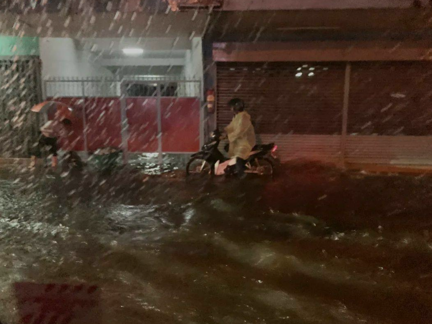泰国乌隆他尼府一19岁少年暴雨冒险救下触电女孩