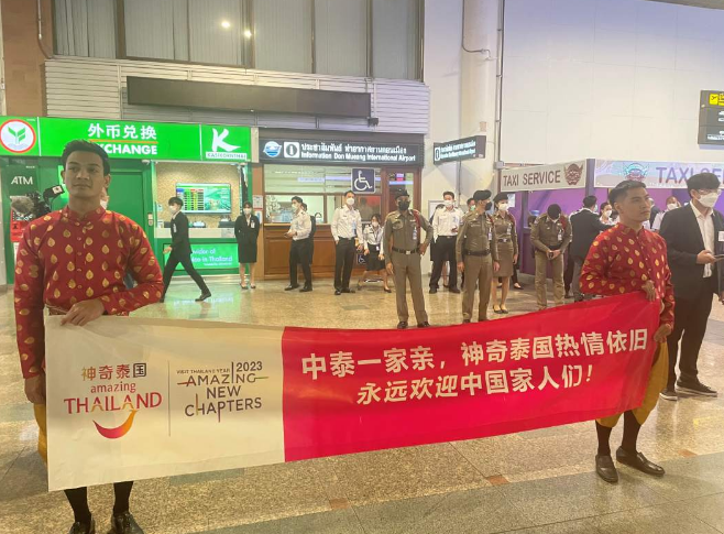 泰国旅游局局长接机,首个中国出境游旅行团抵达目的地