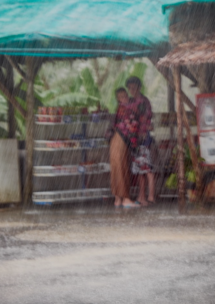 泰国乌隆他尼府一19岁少年暴雨冒险救下触电女孩