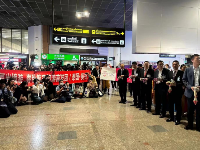 首个中国出境游旅行团抵达目的地