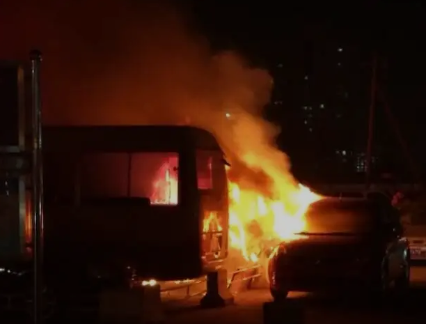 并焚毁3辆摩托车