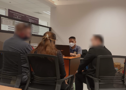 泰国国家警察在机场逮捕一开诈骗公司的英国国籍男子